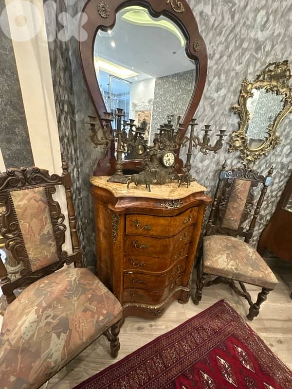 bahu and mirror and chair 6