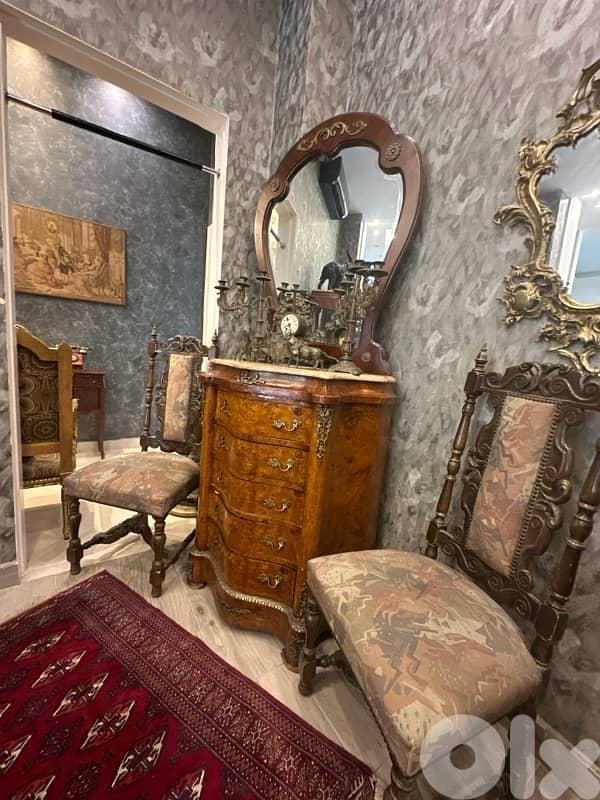 bahu and mirror and chair 7