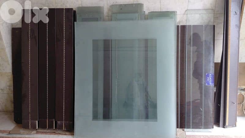 واجهة زجاج مع ديكور للحيط 0