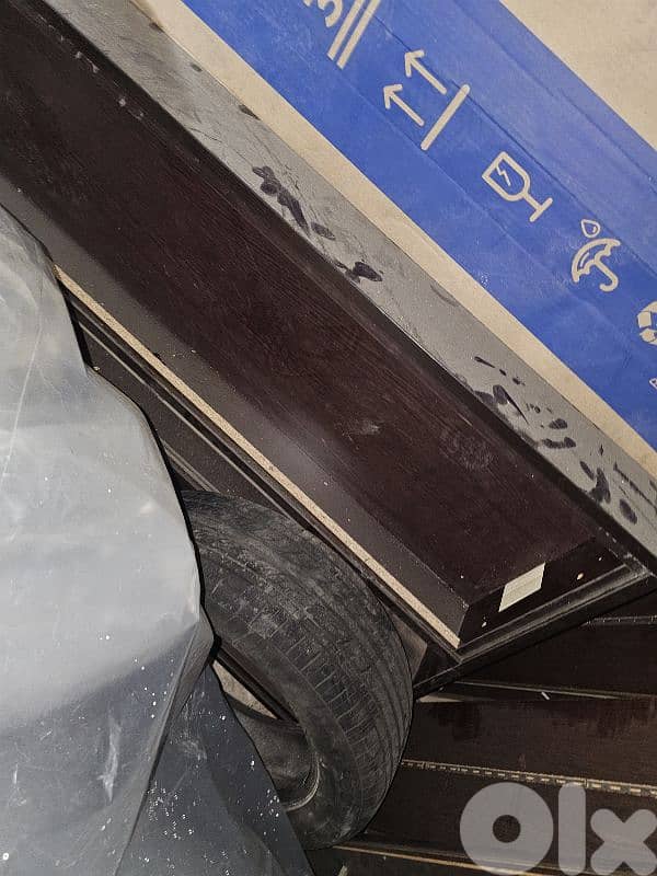 واجهة زجاج مع ديكور للحيط 1