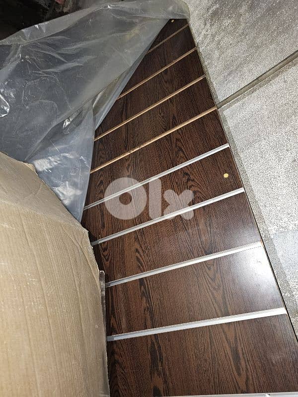 واجهة زجاج مع ديكور للحيط 2