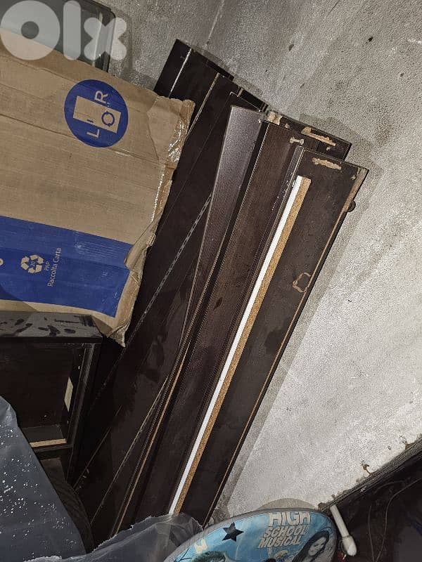 واجهة زجاج مع ديكور للحيط 3