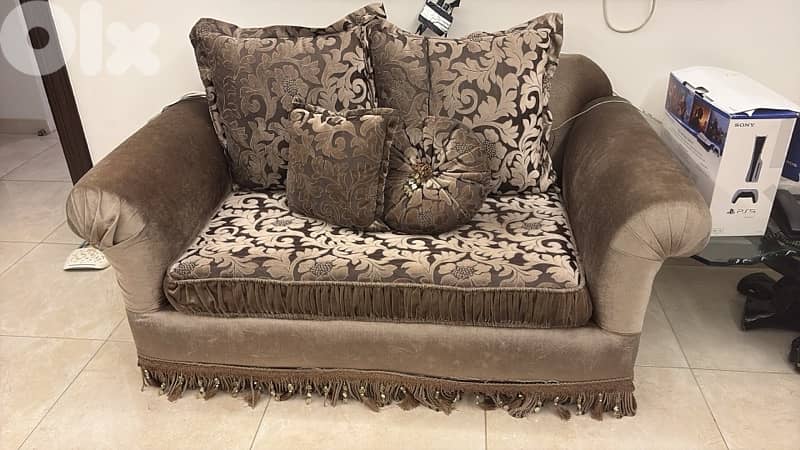 salon with dinning table 0