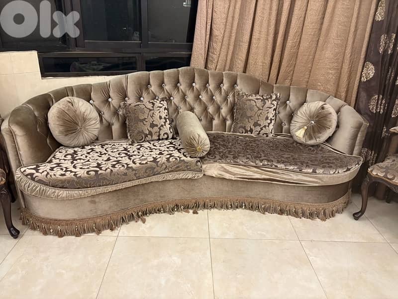 salon with dinning table 4