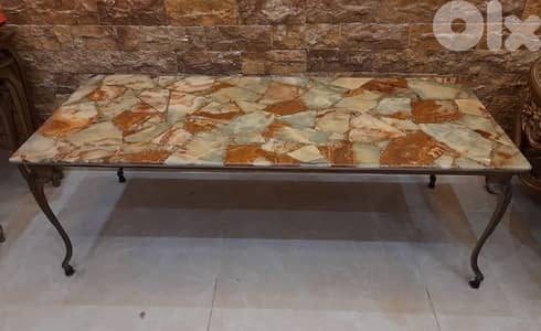 طاولة رخام وقاعدة برونز