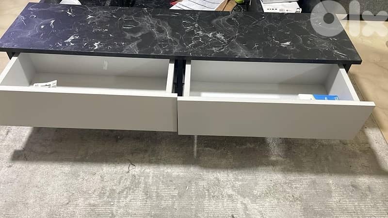 wood table black and white 1