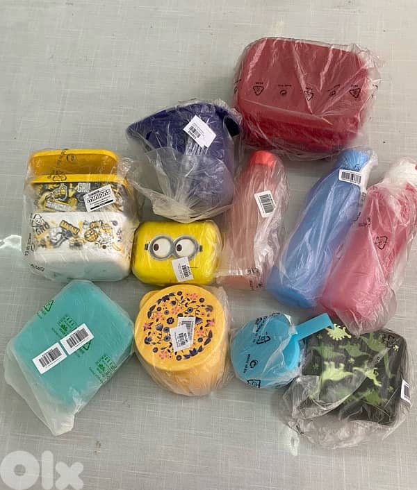 Tupperware lunchboxes and water bottles 1
