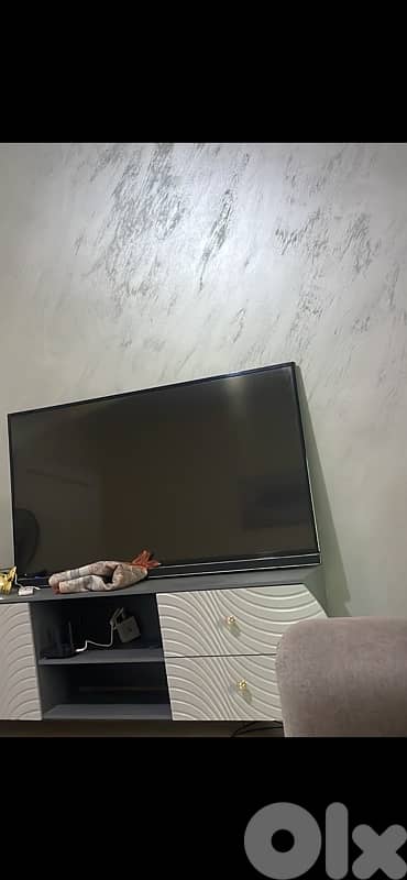 تلفزيون سمارت ٦٥ انش كتير منيح وصوتوا وصورتوا رائعين للبيع. بسعررائع 0