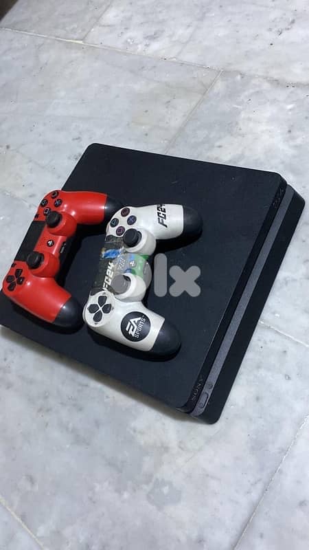 ps4 slim + 2 controllers 0