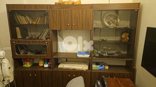 مكتبة أو فيترين 3 قطع وممكن تستعملها لوضع التلفزيون