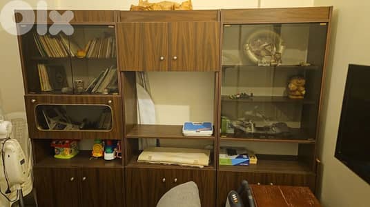 مكتبة أو فيترين 3 قطع وممكن تستعملها لوضع التلفزيون