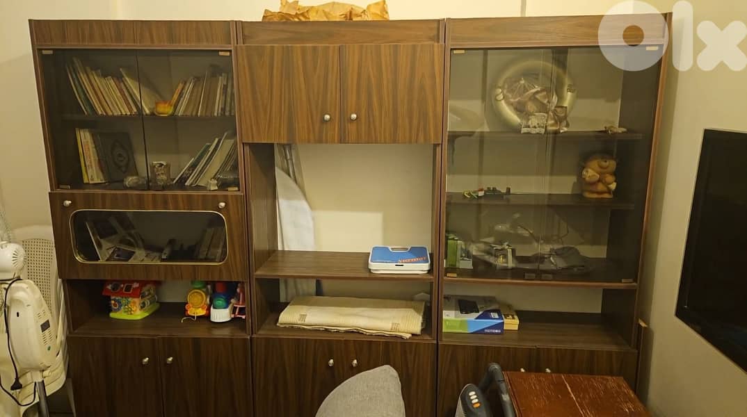 مكتبة أو فيترين 3 قطع وممكن تستعملها لوضع التلفزيون 1