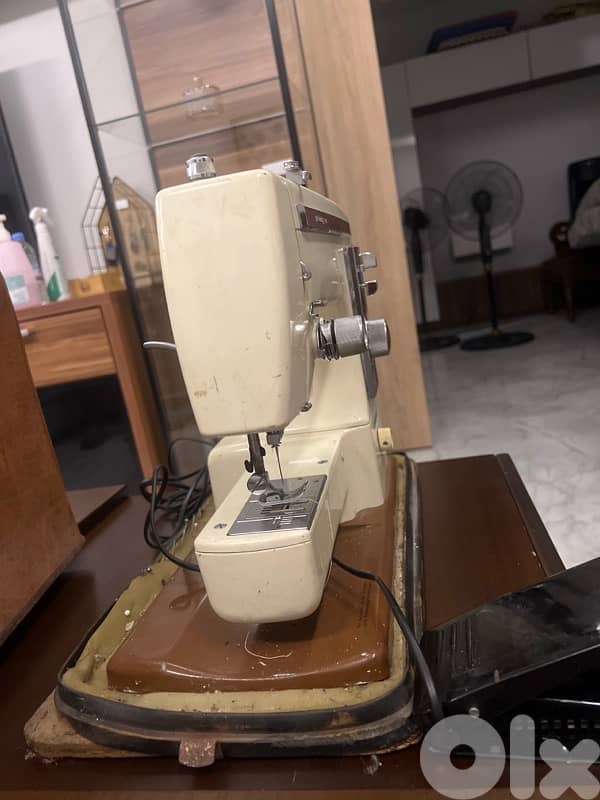 Privileg 485 german heavy duty electric sewing machine 1