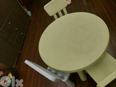 طاولة أطفال مع ٣ كراسي + مرجوحة أطفال + لعبة + ٤ دباديب