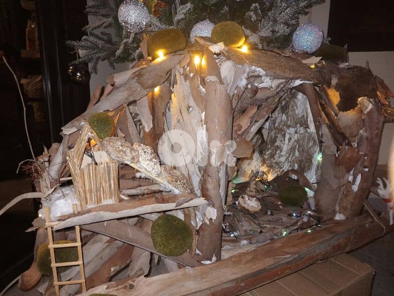 مغارة عيد ميلاد مصنوعة من قشر الشجر 1