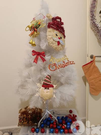 شجرة عيد ميلاد لون ابيض مع زينة و مغارة صغيرة