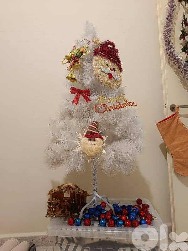 شجرة عيد ميلاد لون ابيض مع زينة و مغارة صغيرة 1