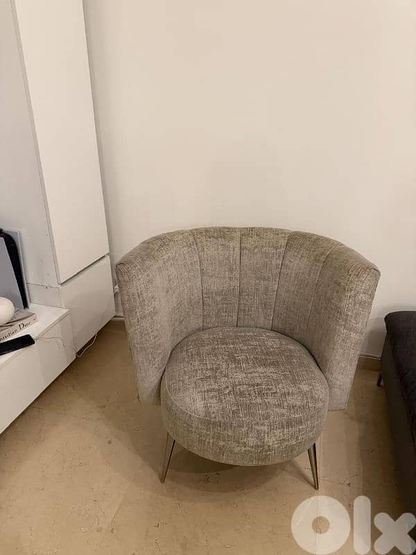 غرفة جلوس كامله و 6 كراسي سفره 1