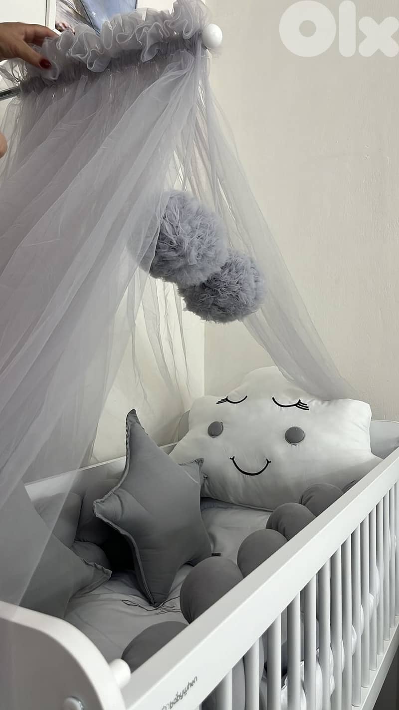 Baby crib with net and star décor – used only 1 week 0