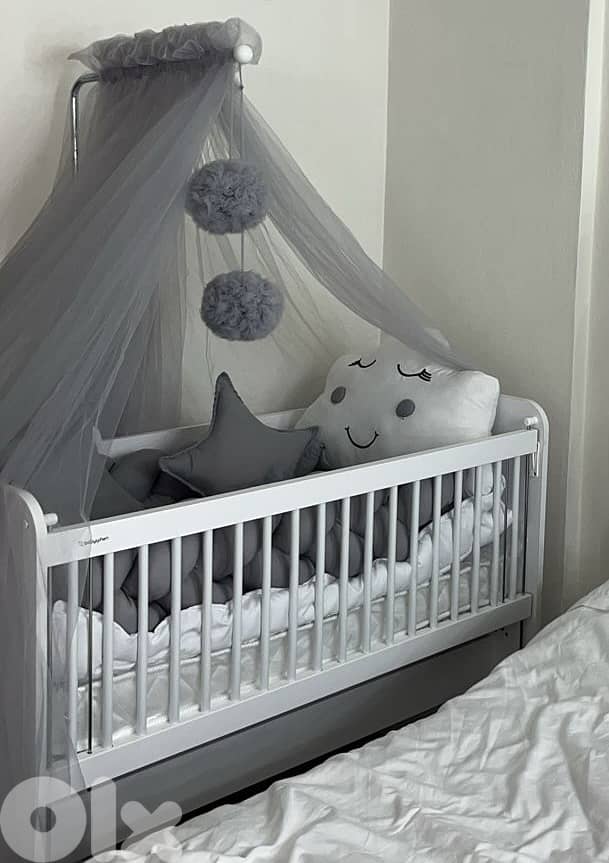 Baby crib with net and star décor – used only 1 week 1