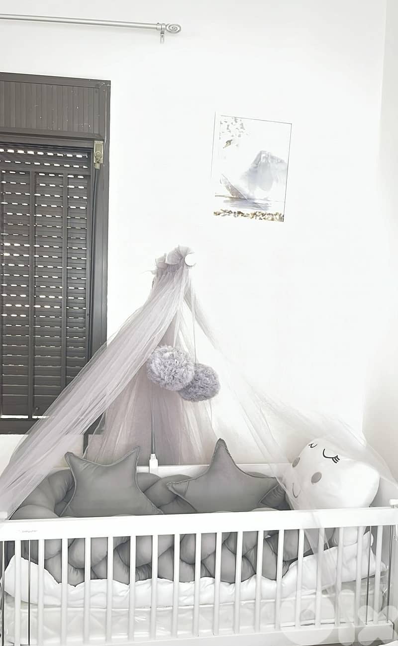 Baby crib with net and star décor – used only 1 week 2