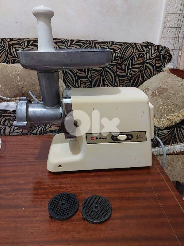 ٢ أجهزة كهربائية يابانية الصنع الاصلية . مكنة لفرم اللحمة حجم ١٢ كبيرة 1