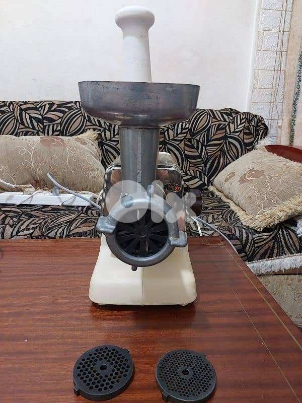 ٢ أجهزة كهربائية يابانية الصنع الاصلية . مكنة لفرم اللحمة حجم ١٢ كبيرة 2