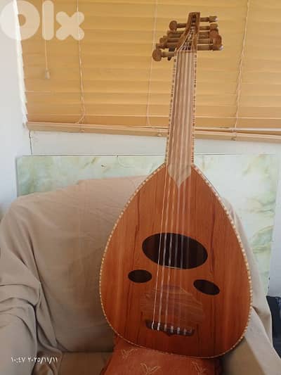 عود  صوت رنان هامة رائعة