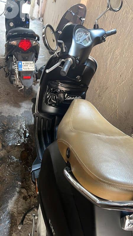 Vespa like new, very clean and well maintained 1