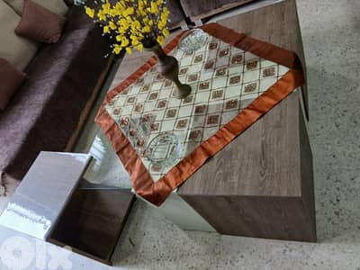 طاوله صالون مودرن مع اربعه صغار جديد