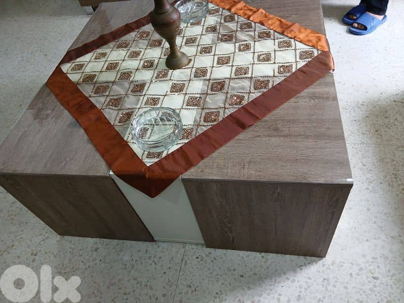 طاوله صالون مودرن مع اربعه صغار جديد 1