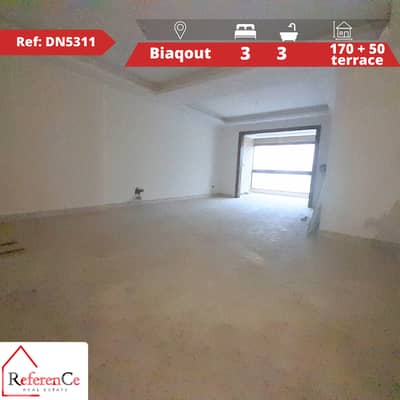 Apartment with terrace in Biaqout شقة مع تراس للبيع في بياقوت
