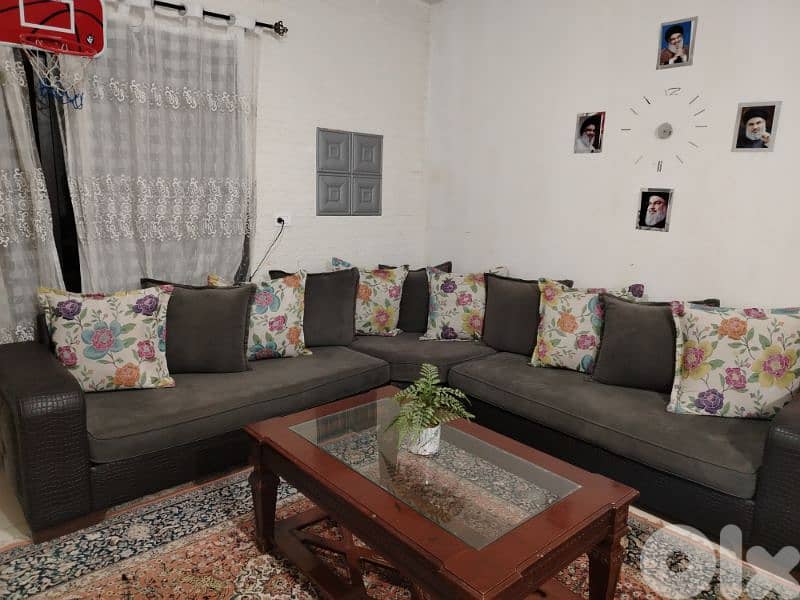 قعدة زاوية كتير مرتبة مش ناقصا شي جوانب و ارضية جلد و تكايات سوبر نضاف 2