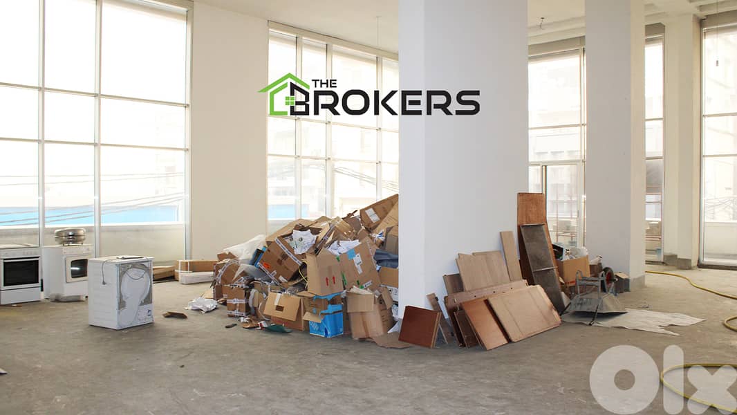 Shop for Showroom in Furn El Chebbak صالة عرض للايجار في فرن الشباك 0