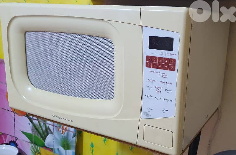 Microwave 30 ltr  Frigidaire very good condition like new 50$ 03723895 3
