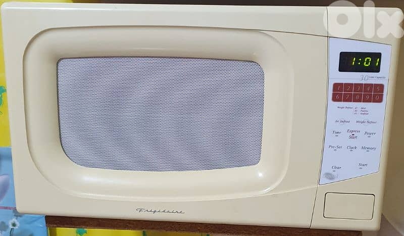 Microwave 30 ltr  Frigidaire very good condition like new 50$ 03723895 7