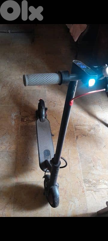 electric scooter barely used, condition like new, only 1 flat tyre.