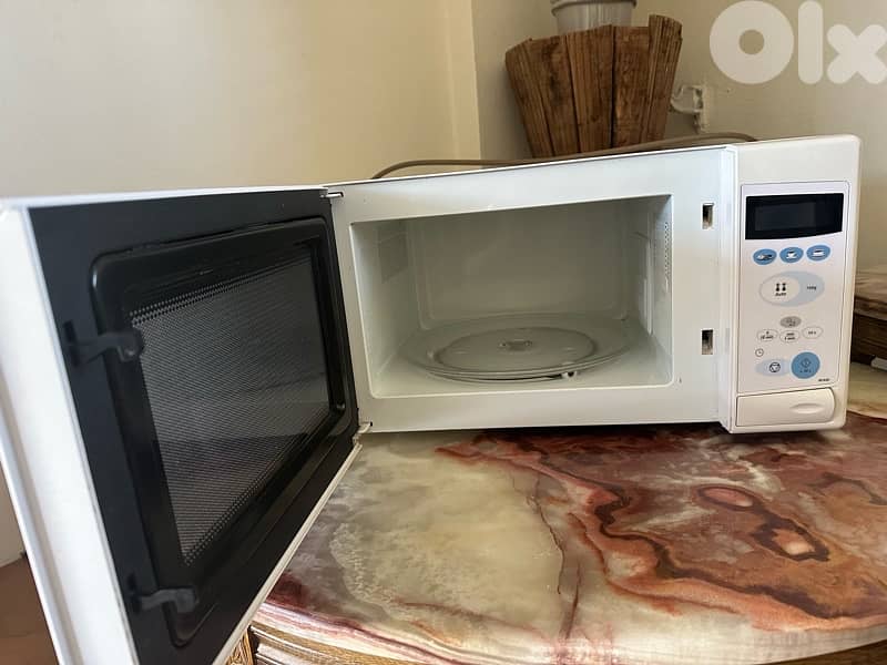 microwave sumsung- in a very good condition- like a new one 1