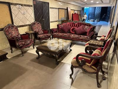 طقم كنبايات حفر خشب زان ملكي خمس قطع وطقم طاولات