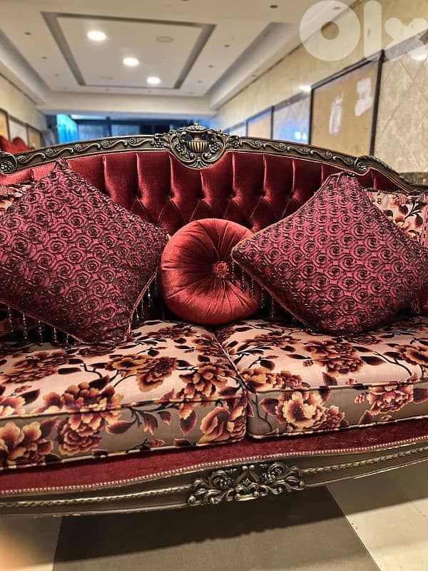 طقم كنبايات حفر خشب زان ملكي خمس قطع وطقم طاولات 1