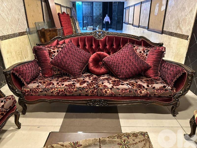 طقم كنبايات حفر خشب زان ملكي خمس قطع وطقم طاولات 2