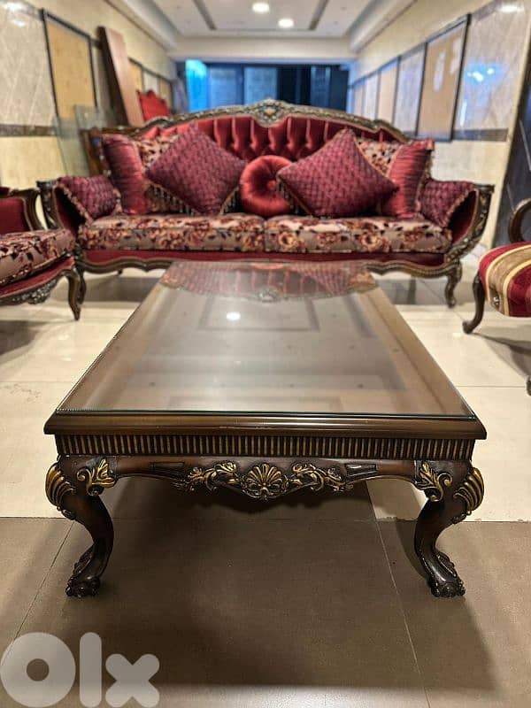 طقم كنبايات حفر خشب زان ملكي خمس قطع وطقم طاولات 3