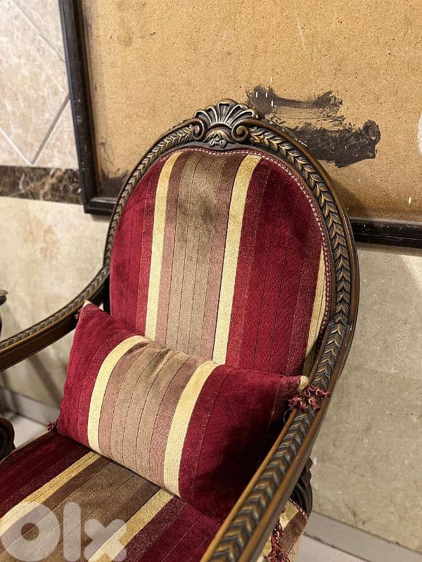 طقم كنبايات حفر خشب زان ملكي خمس قطع وطقم طاولات 4