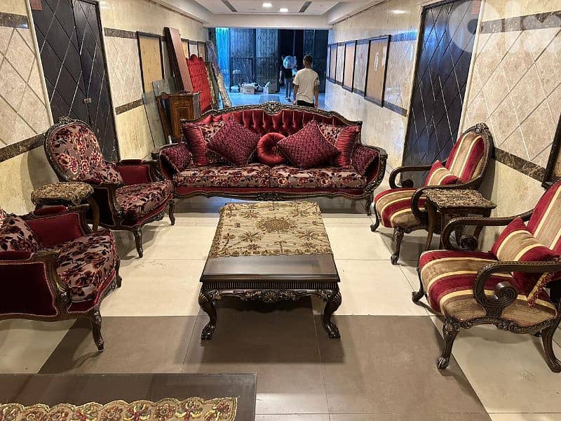 طقم كنبايات ملكي حفر خشب زان خمس قطع وطاولة نص 2