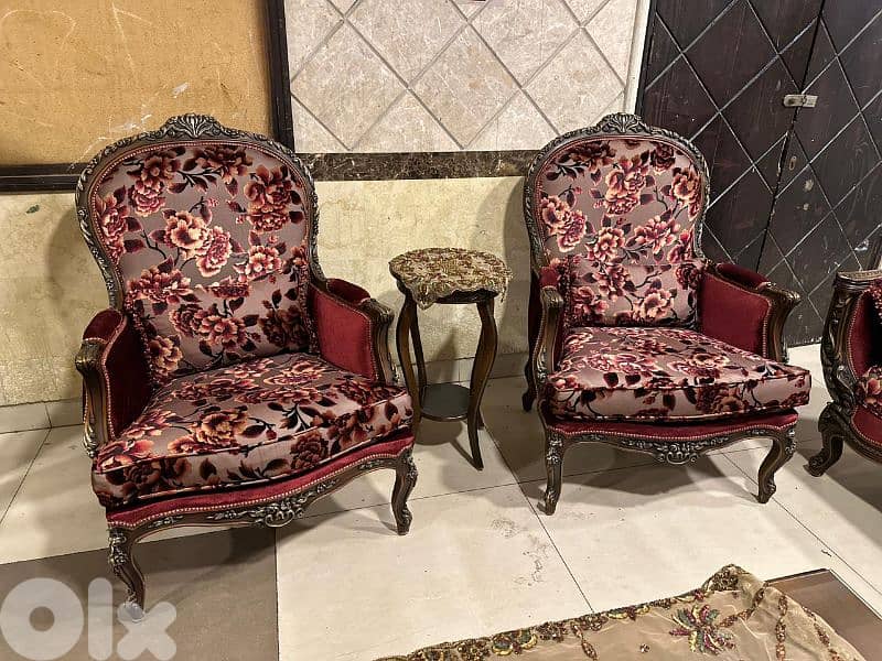 طقم كنبايات ملكي حفر خشب زان خمس قطع وطاولة نص 5