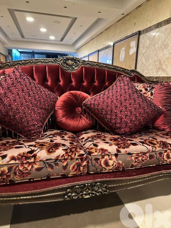 طقم كنبايات ملكي حفر خشب زان خمس قطع وطاولة نص 10