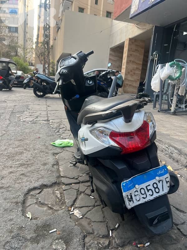 howjue super clean ma feha wala she bas dawer w emshe 1