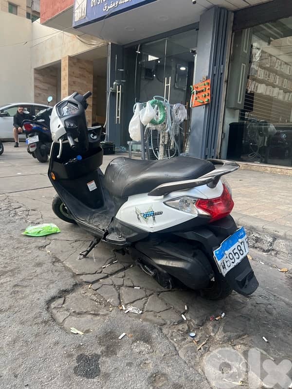 howjue super clean ma feha wala she bas dawer w emshe 4