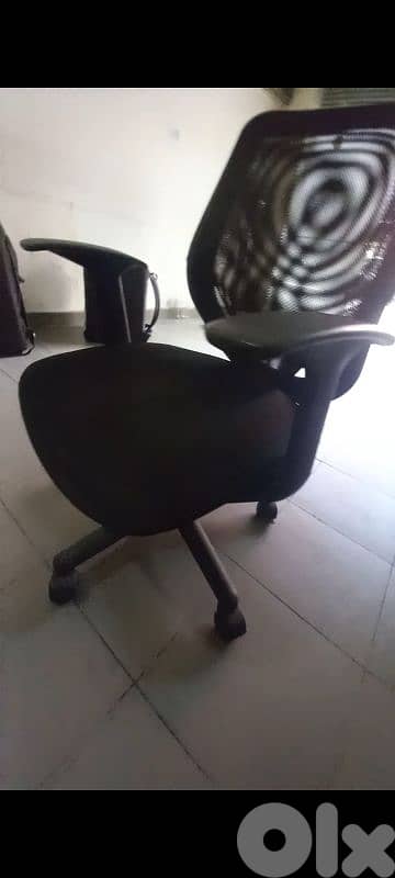 كرسي بدواليب 0