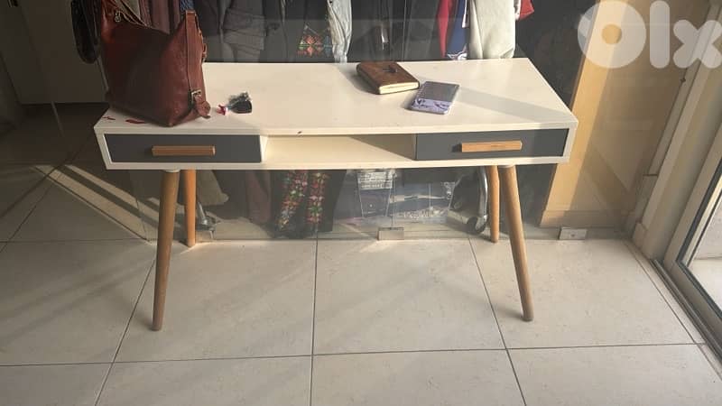 desk with drawers 0